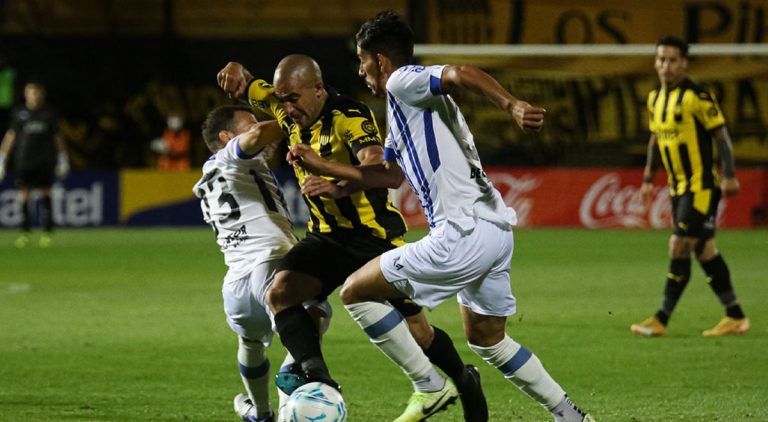 Peñarol dejó pasar la oportunidad de cerrar el campeonato