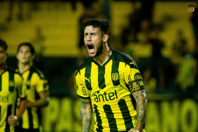 Peñarol volvió a ganar en el duelo de Decanos