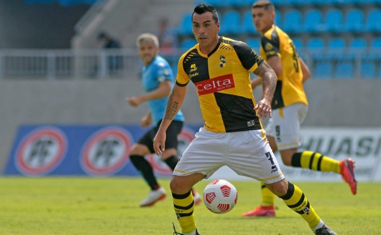 Esteban Paredes no volverá a Colo Colo
