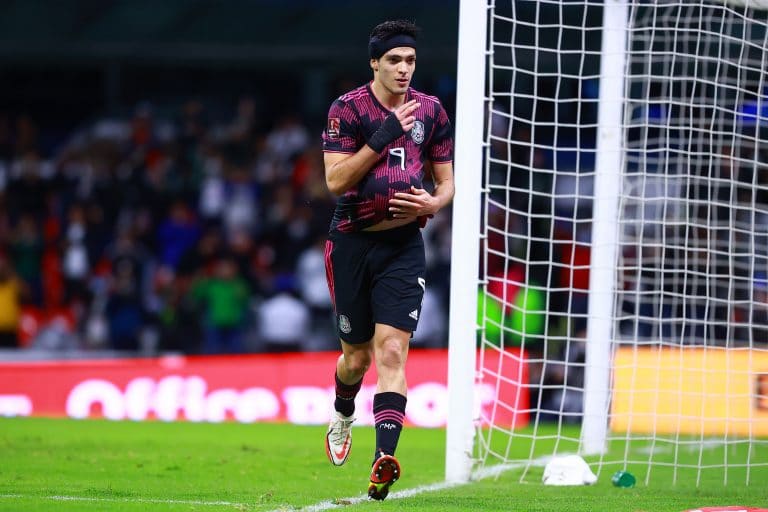 Un penal dudoso acerca a México a su cita mundialista