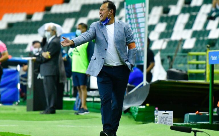 Los 3 técnicos que podrían llegar a Cruz Azul por Juan Reynoso