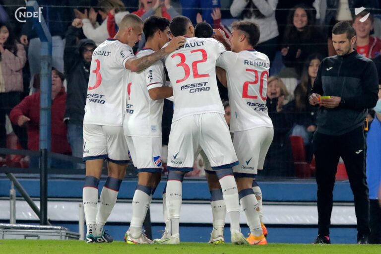 Nacional ganó a Albion y lucha por el título