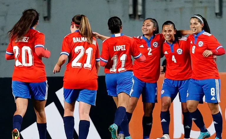 Fútbol femenino cobra importancia en Chile
