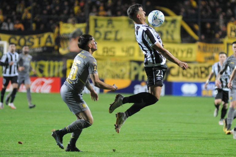 Peñarol goleó pero empató ante Wanderers