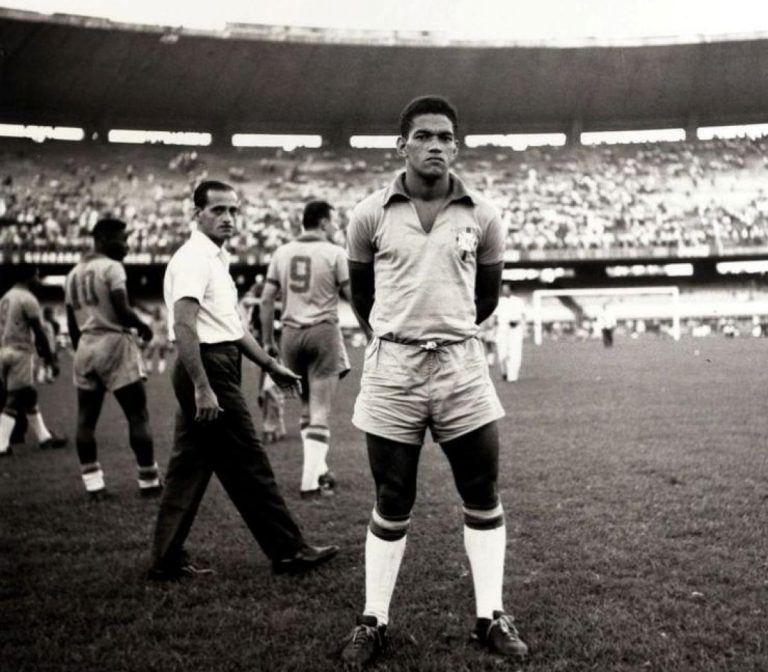 Garrincha, la estrella de las piernas torcidas