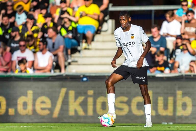 Quién es Cristhian Mosquera, la joya del Valencia que se pelean las selecciones de España y Colombia