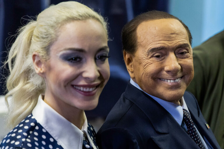 ¿Quién es Marta Fascina, la mujer de Berlusconi 53 años más joven?