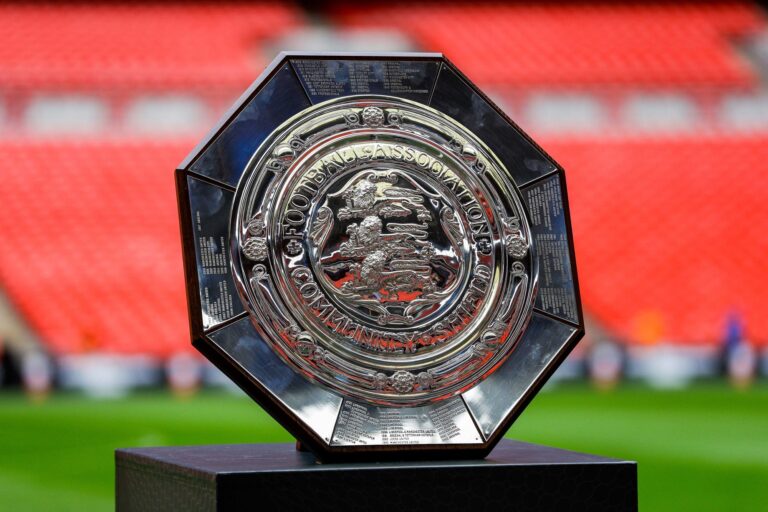 ¿Cuántos equipos juegan la Supercopa de Inglaterra?