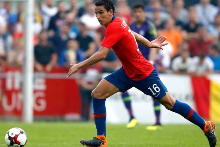 Qué futbolistas chilenos lograron salir bicampeones con equipos diferentes en la Liga MX