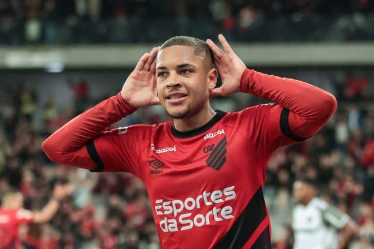 Vitor Roque llega a competir por el puesto con Robert Lewandowski, ¿que le puede ofrecer la promesa brasileña al Barcelona?