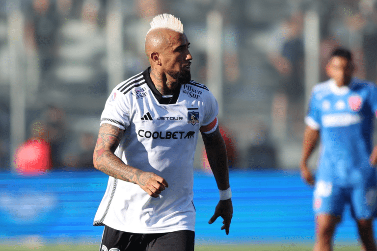 ¡LO NIEGA! Arturo Vidal manda a callar a los hinchas de Universidad de Chile que lo trataron de mufa