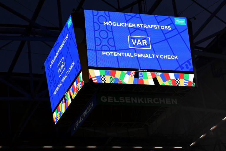 El VAR, un protagonista inesperado: Las grandes diferencias en el uso de la tecnología en la Eurocopa y la Copa América 2024