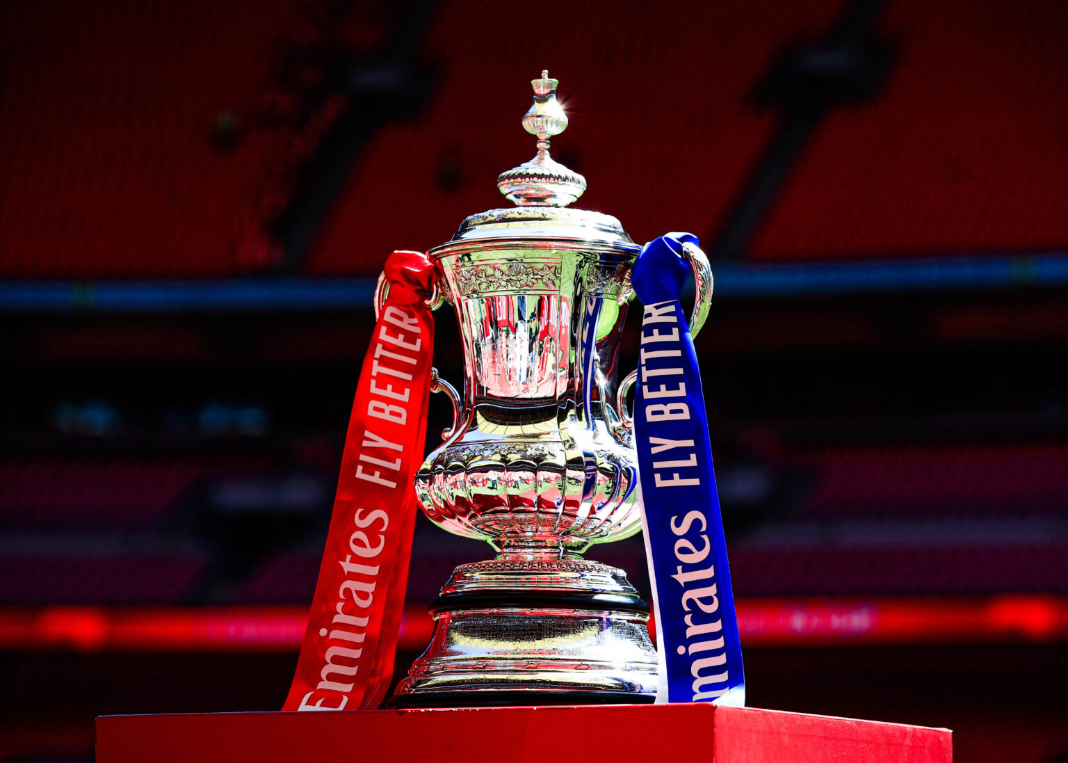 Présentoir Maillot Vainqueurs FA Cup 1983 – Bryan Robson – Memorablie Framers